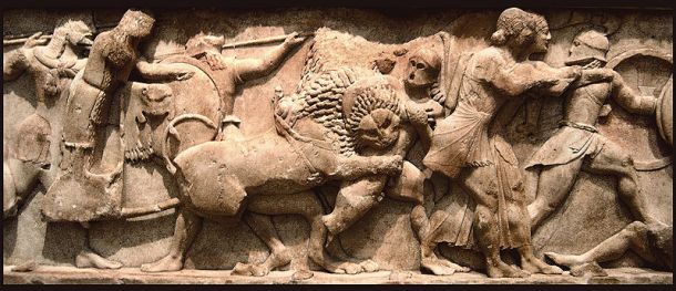 Una battaglia fra Dei e Giganti dal fregio del tesoro dei Sifni di Delfi. La crisi secondo il mito? Immagine tratta da Wikimedia Commons: autore Ricardo André Frantz.